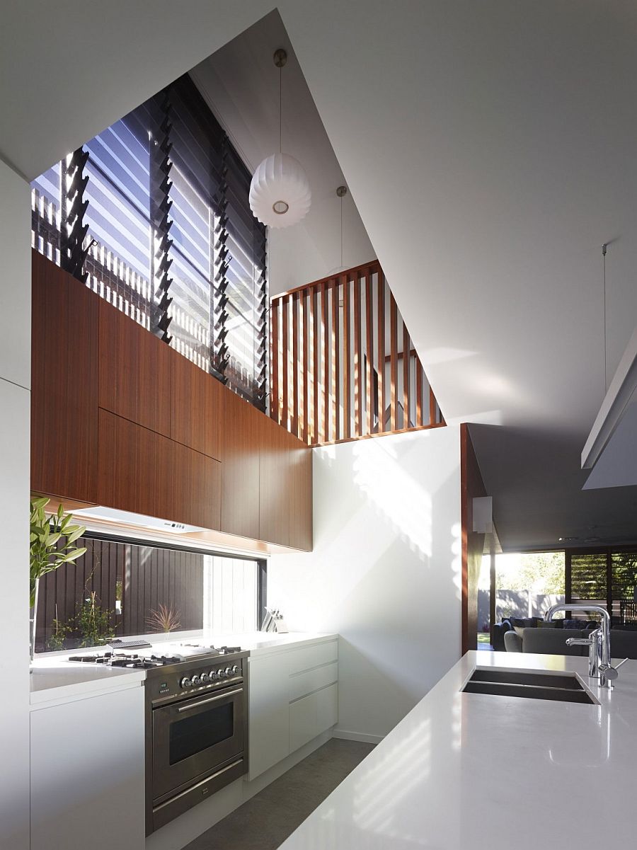 Design-of-the-kitchen-allows-a-flood-of-natural-light-indoors.jpg (125 KB)